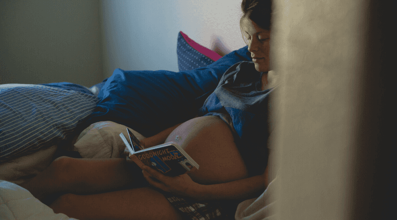Mujer embarazada leyendo