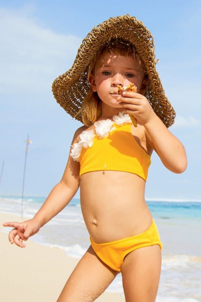 traje de baño niña amarillo dos piezas Cupshe verano