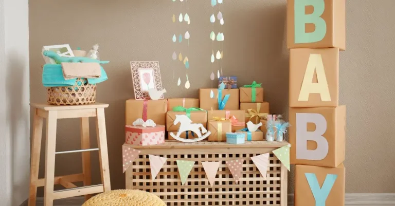 Mesa de regalos de baby shower con cubos de madera con la palabra baby