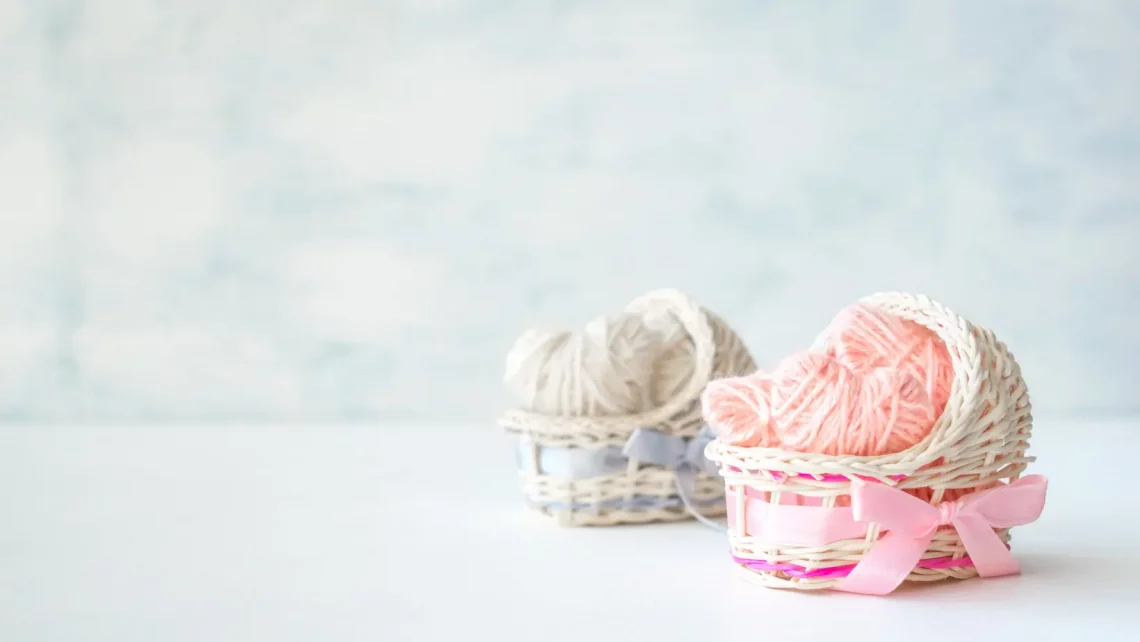 Nesting checklist- dos cestas en forma de curna de bebé con crochet de color rosa y blanco