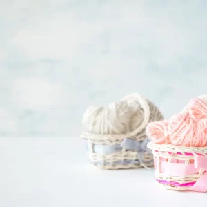 Nesting checklist- dos cestas en forma de curna de bebé con crochet de color rosa y blanco