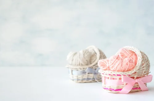 Nesting checklist- dos cestas en forma de curna de bebé con crochet de color rosa y blanco