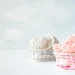 Nesting checklist- dos cestas en forma de curna de bebé con crochet de color rosa y blanco