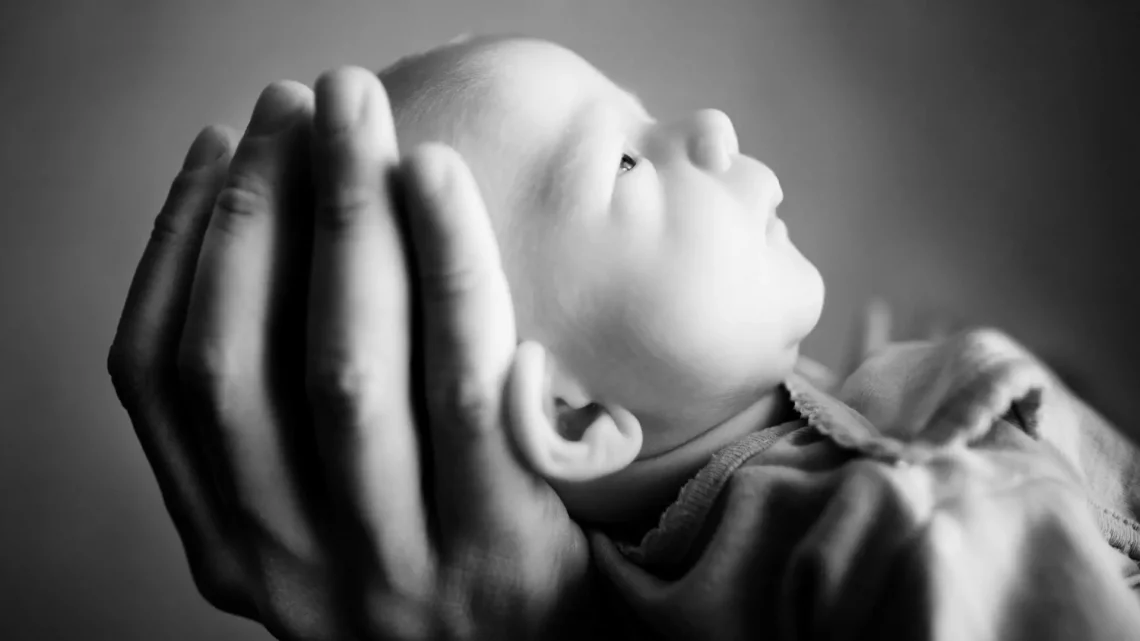 Primeros días del recién nacido- bebe blanco y negro