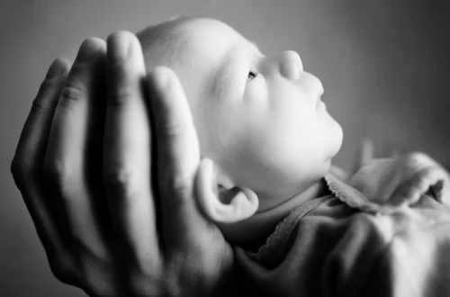 Primeros días del recién nacido- bebe blanco y negro