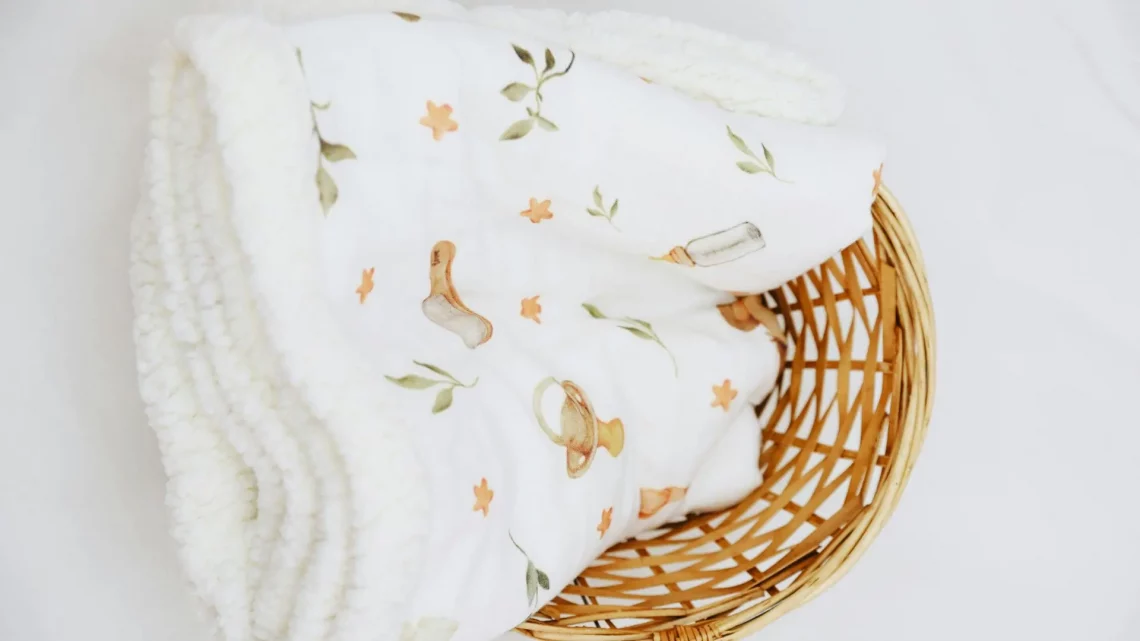 canastilla del recién nacido- cesta con ropa de bebé