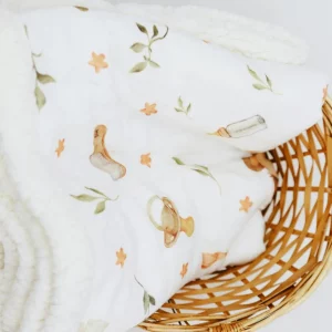 canastilla del recién nacido- cesta con ropa de bebé
