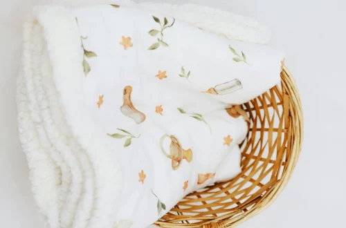 canastilla del recién nacido- cesta con ropa de bebé