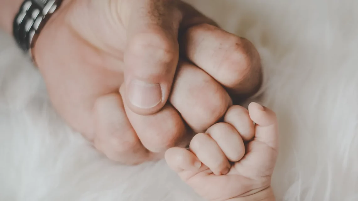 consejos para padres primerizos-imagen de puños de papa y bebé