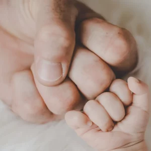 consejos para padres primerizos-imagen de puños de papa y bebé