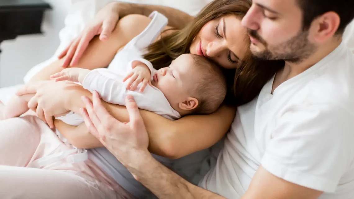 organización con recién nacido- imagen de padres primerizos con recién nacido