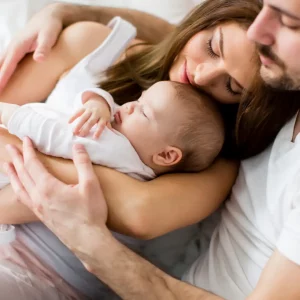 organización con recién nacido- imagen de padres primerizos con recién nacido
