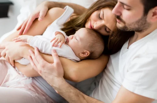 organización con recién nacido- imagen de padres primerizos con recién nacido