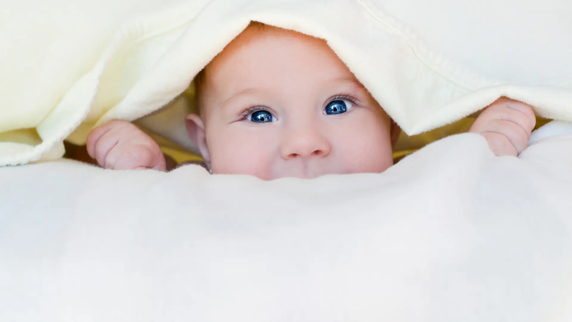 Tendencias de Nombres de Bebés 2026: Los 15 Nombres que Serán Virales y su Poderoso Significado