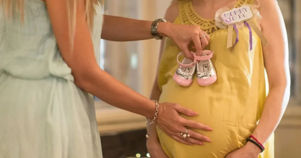 madre embarazada con amiga en su baby shower