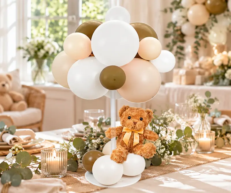 Imagen ilustrativa (IA): Centro de mesa de baby shower con osito de peluche y globos marrón, crema y blanco